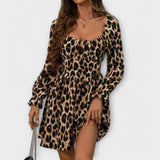Catarina | Short leopard print dress, with a square neckline